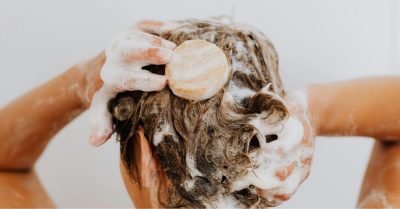 Puis-je me laver les cheveux avec du savon ?