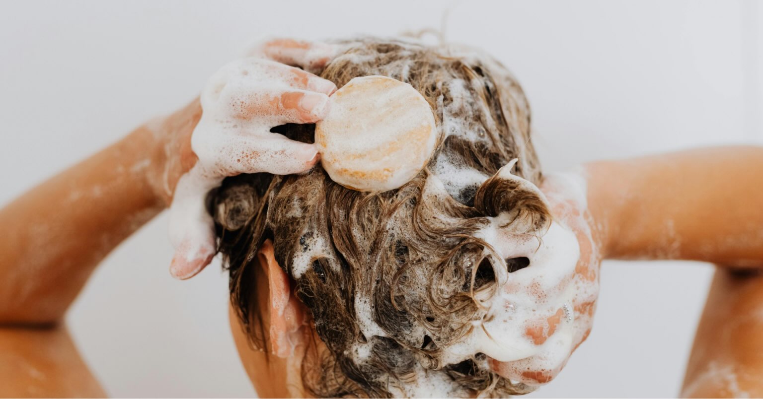 Puis-je me laver les cheveux avec du savon ?